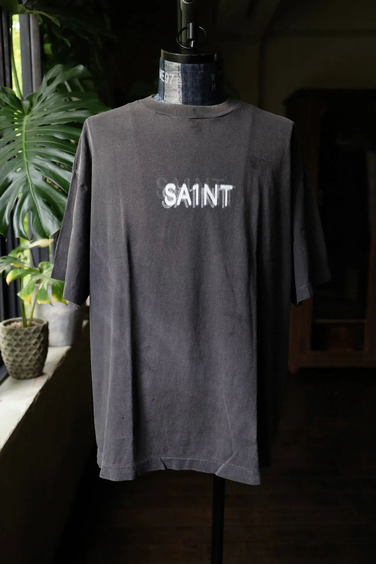 SAINT Mxxxxxx SEVEN DEADLY SS TEE/BLK Phantom SAINT Seven Deadly Sins Printed TEE Washed Black S-XL Look for cylindrical fabrics with no side seams. Don’t buy open width fabrics anymore. It’s boring. Assute garments are dyed. The whole piece is sprayed with Ma Liu. Then spray the heavy parts to fade. The collar and cuffs are frayed. Many hangings are frayed. Accessories are complete. Customized original consistent main mark/wash mark/little angel anti-counterfeiting mark.